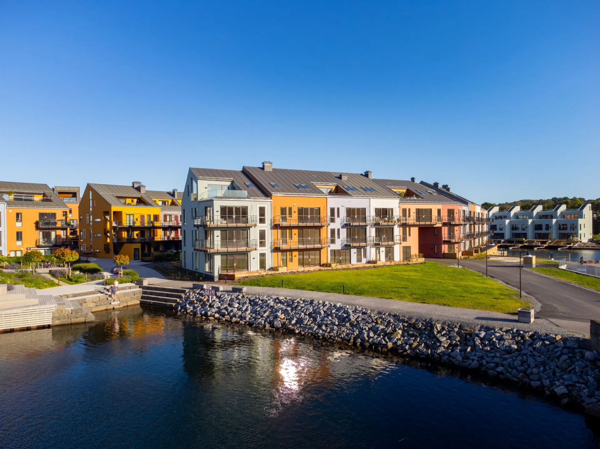 Boligøyene i Sjøparken med kanal og molo