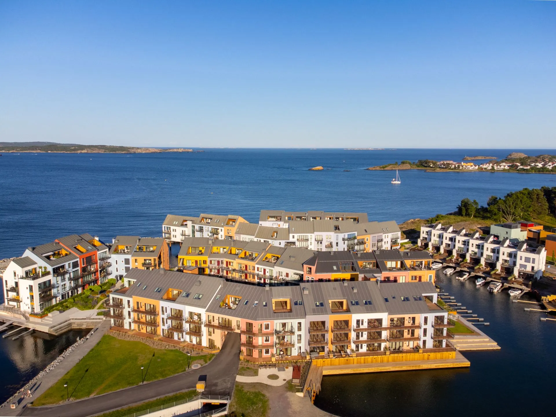 Flyfoto av boligøyene i Sjøparken med fjorden i bakgrunnen